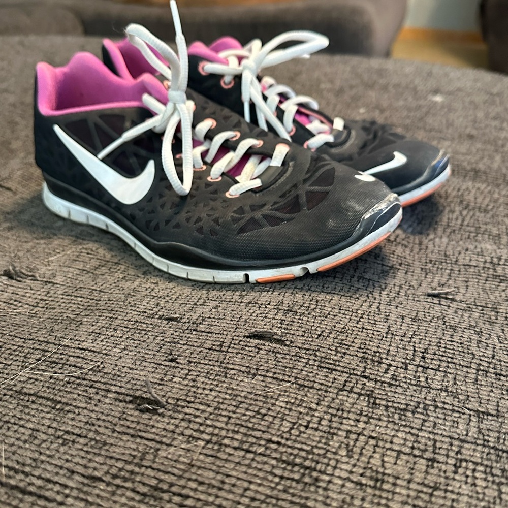 Nike Women's Black and Pink Athletic Shoes